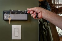 Suport de chei Pluginz Fender Jack Rack - negru și argintiu, cu 4 brelocuri tip mufă de chitară - Classic 5