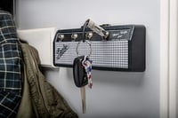 Suport de chei Pluginz Fender Jack Rack - negru și argintiu, cu 4 brelocuri tip mufă de chitară - Classic 4