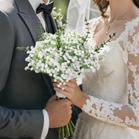 PNANLYA 10 db fehér művirág gyöngyvirág 42 cm 6 db eukaliptusz ág 38 cm dekoráció esküvőre, partira, otthonra, asztalra 4