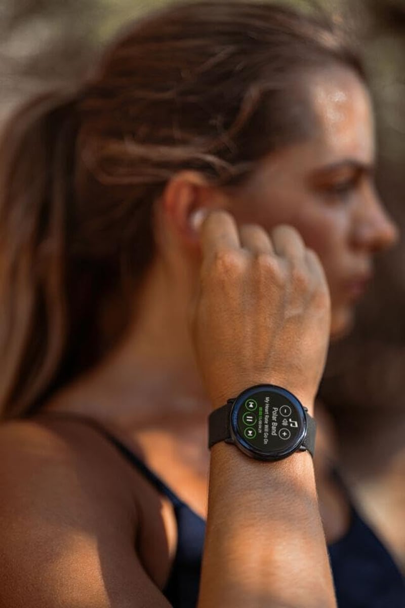 Polar Ignite 3 GPS Fitness Smartwatch AMOLED Kijelzővel és Alvásanalízissel - S L, Greige/Gold, Ignite 3
