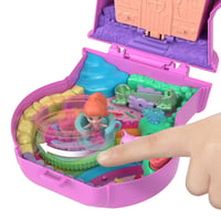 Polly Pocket JKC50 Hracia súprava Šperkovnica s mačiatkom a žuvačkou – mikrobábika, zvieratko, šálka na čaj, hojdačka a ovocné doplnky, cestovná hračka 3