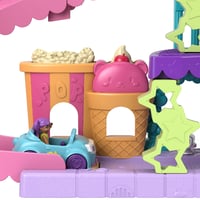 Polly Pocket Pollyville Drive-In Kino set za igru HPV39 - 2 lutke, 1 autić, 11 dodataka, 3 razine, dizalo, platno, kiosk, od 4 godine nadalje 3