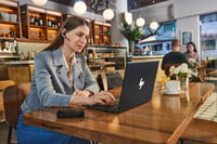 Bluetooth headset Poly Voyager Legend 50-M UC – NoiseBlockAI, WindSmart, inteligentný senzor, 10-hodinová výdrž batérie, potlačenie hluku, nabíjacie puzdro, čierny 2
