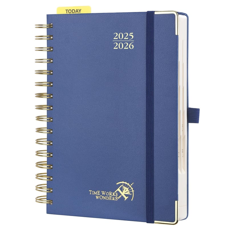 Denný plánovač POPRUN 2025-2026, krúžkový diár, tvrdá väzba, formát A5 (21,5 x 14,5 cm), 1 deň na 1 strane (aug. 2025 – júl. 2026), vrátane plastového pravítka -