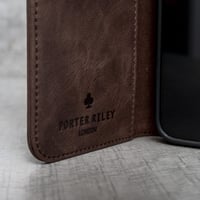 Kožené flipové puzdro na iPhone 13 Mini Porter Riley s priehradkou na karty – čokoládovo hnedé 9