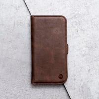 Kožené flipové puzdro na iPhone 13 Mini Porter Riley s priehradkou na karty – čokoládovo hnedé 8