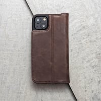 Kožené flipové puzdro na iPhone 13 Mini Porter Riley s priehradkou na karty – čokoládovo hnedé 6