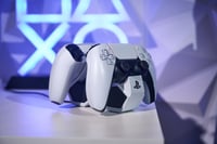 Nabíjacia stanica PowerA Dual Charging Station pre bezdrôtové ovládače PS5 DualSense, súčasné nabíjanie 2 ovládačov, sivo-čierna, Sony PlayStation 2