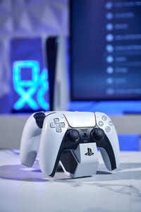 Nabíjacia stanica PowerA Dual Charging Station pre bezdrôtové ovládače PS5 DualSense, súčasné nabíjanie 2 ovládačov, sivo-čierna, Sony PlayStation 4