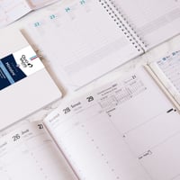 QUO VADIS Náplň do diára Timer 14 Prestige 2025-2026 – Týždenný plánovač – 16 mesiacov – 8x12,5 cm – Papier slonovinová kosť Clairefontaine – Francúzsky 2