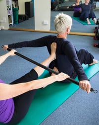 QWORK pilates tyč s odporovými gumami, 3-dielna, 108 cm, max. 360 kg 5