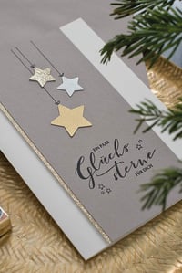 Ștampilă din lemn Rayher „Stele norocoase” 5 x 8 cm, Alb, pentru decorarea felicitărilor, plicurilor și cadourilor, ștampilă cu motiv și text, 29215000 3