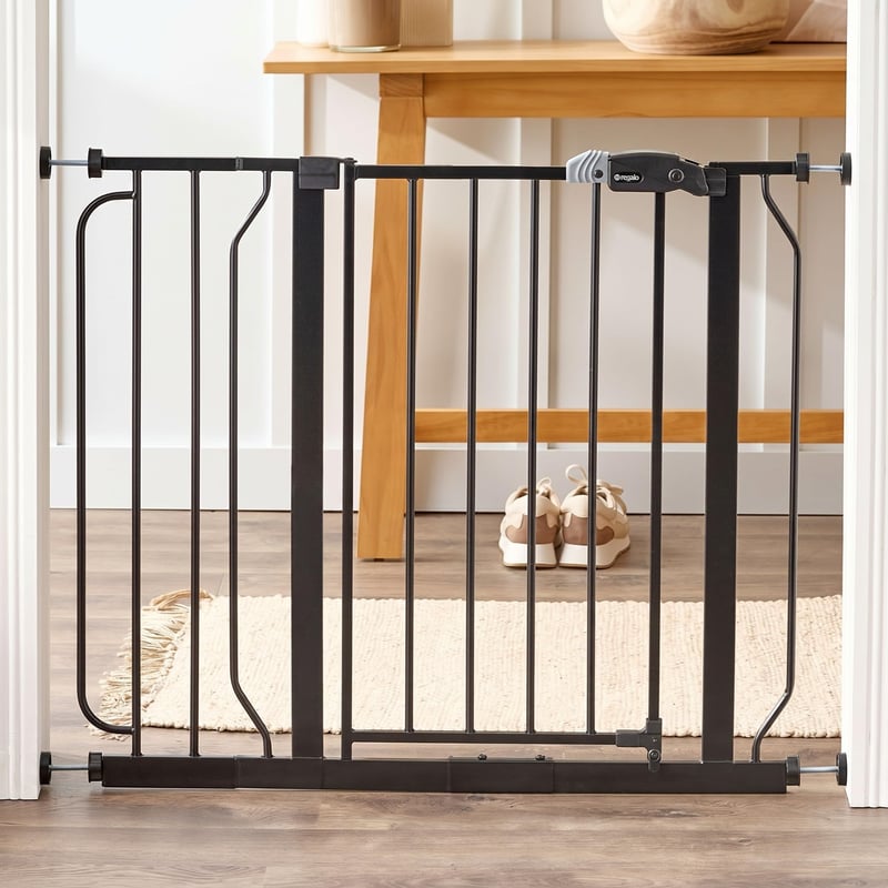 Detská bezpečnostná zábrana na dvere a schody Regalo Easy Step 73,6 – 95,5 cm, čierna, montáž tlakom, s nadstavcom pre bábätká, malé deti a zvieratá