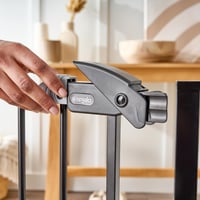 Detská bezpečnostná zábrana na dvere a schody Regalo Easy Step 73,6 – 95,5 cm, čierna, montáž tlakom, s nadstavcom pre bábätká, malé deti a zvieratá 5