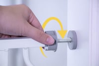 Bezpečnostná zábrana Regalo Easy Step v bielej farbe, pre otvory so šírkou 73,7 – 99,1 cm, ochrana pre deti a domácich miláčikov 4