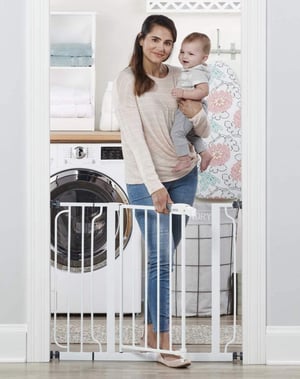 Bezpečnostná zábrana Regalo Easy Step v bielej farbe, pre otvory so šírkou 73,7 – 99,1 cm, ochrana pre deti a domácich miláčikov