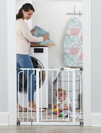 Bezpečnostná zábrana Regalo Easy Step v bielej farbe, pre otvory so šírkou 73,7 – 99,1 cm, ochrana pre deti a domácich miláčikov 5