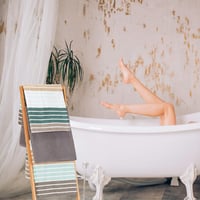 Relaxdays bambusový stojan na uteráky, rebríková polica so 4 priečkami, voľne stojaci kúpeľňový držiak, 100x40x30 cm, prírodná béžová 3