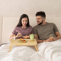 Relaxdays bambusový stolík na notebook na pohovku, skladací, nastaviteľná výška, sklopná doska, so zásuvkou, stolík do postele, prírodný 3