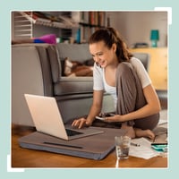Pernă pentru laptop Relaxdays cu suport pentru telefon, 46 x 35 cm, suport pentru laptop pentru pat și canapea, tăviță pentru genunchi, diverse culori 3