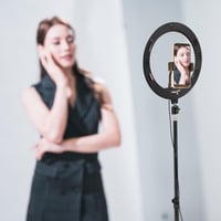 LED prstencové svetlo Relaxdays so stojanom, 10-palcové, stmievateľné, na líčenie, fotografovanie a videá, biele/čierne 5