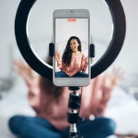 LED prstencové svetlo Relaxdays so stojanom, 10-palcové, stmievateľné, na líčenie, fotografovanie a videá, biele/čierne 3