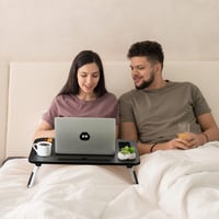 Skladací stolík na notebook a tablet na pohovku Relaxdays s držiakom na nápoje, k posteli, čiernobiela, 26x63x40 cm 3