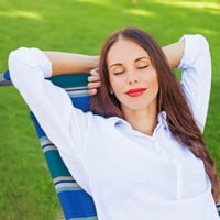 Relaxdays Skladacie ležadlo s nastaviteľným operadlom, vankúšom pod krk, opierkami na ruky a otváračom na fľaše, modro-zeleno-biele 3