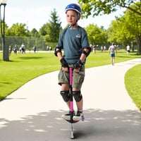 Relaxdays Pogo stick pre deti, do 35 kg, polstrovaný, protišmykový, nehrdzavejúca oceľ, ružový, vonkajšia skákacia tyč 2