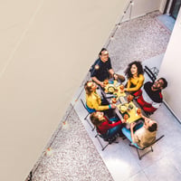 Relaxdays Obdĺžniková slnečná plachta 5 x 7 m, vodeodolná, odolná voči UV žiareniu, s napínacími lanami, na terasu a balkón, béžová 5