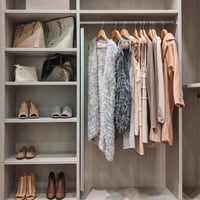Teleskopická tyč Relaxdays 110-200 cm, nerezová upínacia tyč na sprchový záves, záclonu, do zárubne, bez vŕtania, sivá 2