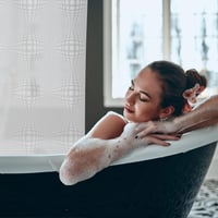 Perdea de duș Relaxdays, rulou de baie semitransparent, pentru cadă și duș, 140x240 cm, hidrofobă, montare pe tavan, albă 3