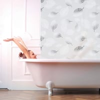 Relaxdays rolovací sprchový záves 140x240 cm s listovým vzorom, sťahovacia šnúrka, čierno-biely, na vaňu, s flexibilným upevnením 3