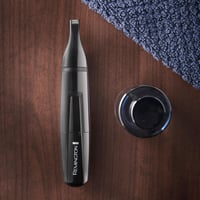 Zastrihávač chĺpkov v nose a ušiach Remington NE3150 – Zastrihávač obočia, lineárna strihacia hlava, čierny 3