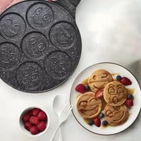 Retoo Panvica na lievance so 7 otvormi s emoji motívom, 26,5 cm, nepriľnavá panvica na palacinky so smajlíkmi, čierna, vhodná aj na vajíčka 6