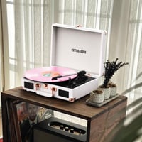 RetroAudio vinylový gramofón so vstavanými reproduktormi, 3-rýchlostný prenosný LP prehrávač v štýle kufríka s Bluetooth, RCA a slúchadlovým výstupom, biela ružové zlato 7