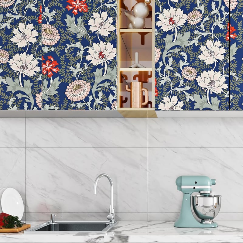 ReWallpaper Vintage kék virágos öntapadós tapéta 44,5 cm x 7 m zöld leveles mintával, fürdőszobába vízálló fólia bútorra