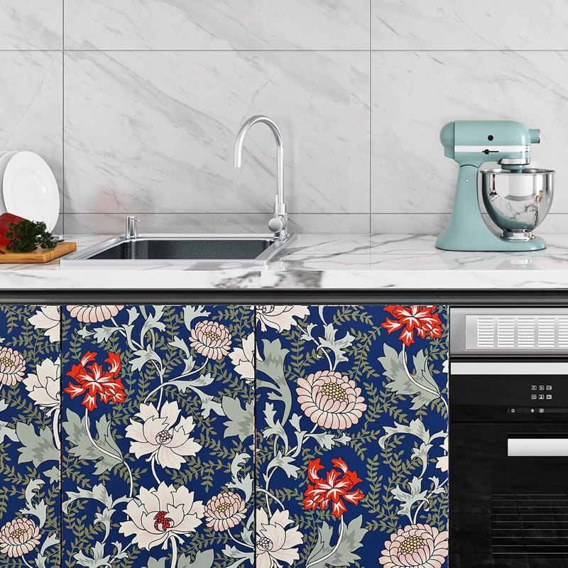 ReWallpaper Vintage kék virágos öntapadós tapéta 44,5 cm x 7 m zöld leveles mintával, fürdőszobába vízálló fólia bútorra