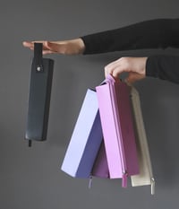 Puzdro na perá Rhodia Rhodiarama, 23x5x5 cm, dlhý zips, umelá koža, bordová červená 7