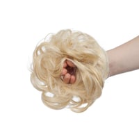 Rich Choices čelenka scrunchie gumička do vlasov doplnok na drdol vlnité kučeravé syntetické vlasy príčesok zlatá blond mix odtieň bleach blonde vlasová ozdoba gumička do vlasov 3
