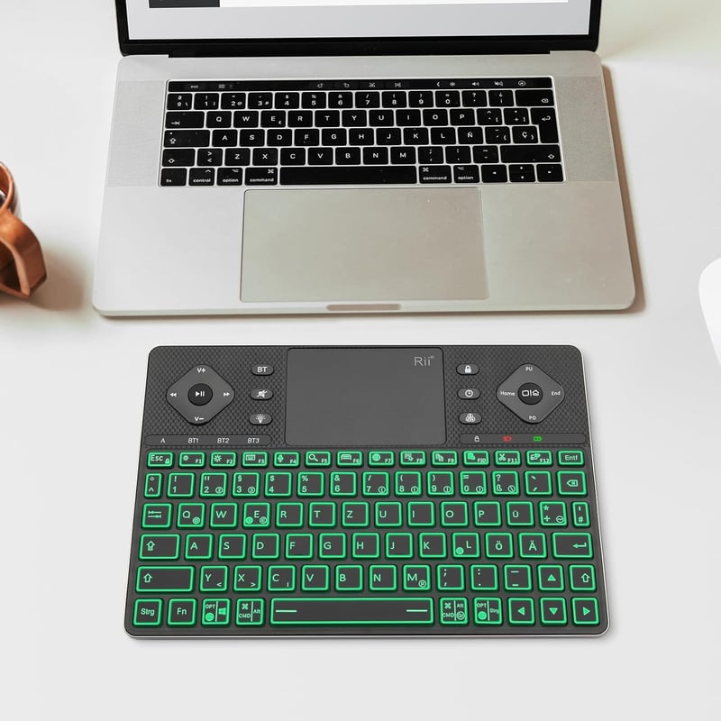 Rii Bluetooth billentyűzet touchpaddal, 12 színű háttérvilágítás, multimédia gombok Smart TV tablet laptop PC-hez fekete