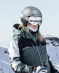 Lyžiarska prilba RIOROO pre mužov, ženy a mládež, nastaviteľná veľkosť, s teplými chráničmi uší, snowboardová prilba, ľahká lyžiarska prilba s nastaviteľným systémom vetrania, kompatibilná s lyžiarskymi okuliarmi 7