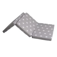 Skladacia cestovná matrac pre bábätká roba Little Stars - 60x120 cm - Odnímateľný poťah so vzorom sivých hviezdičiek - S prenosnou taškou - 5,5 cm v 6