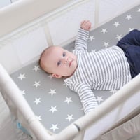 Skladacia cestovná matrac pre bábätká roba Little Stars - 60x120 cm - Odnímateľný poťah so vzorom sivých hviezdičiek - S prenosnou taškou - 5,5 cm v 2