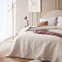 Elegantný prehoz na posteľ ROOM99 Leila 170x210 cm, krémový prešívaný prehoz na dvojlôžkovú posteľ a pohovku 1