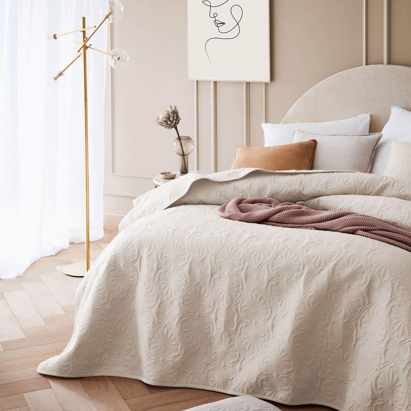 Elegantný prehoz na posteľ ROOM99 Leila 170x210 cm, krémový prešívaný prehoz na dvojlôžkovú posteľ a pohovku
