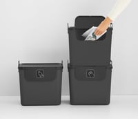 Sistem de sortare a deșeurilor Rotho SALSA, 3 bucăți, coșuri de depozitare stivuibile din plastic reciclat cu capac și mâner, gri închis, 3 x 4
