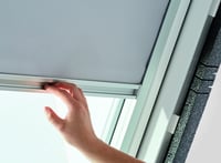 Zatemňovacia roleta Roto ZRV pre strešné okná – Designo R4/R7 a Classic 43/73 – rozmer 094/118 – strieborné lišty – svetlosivá látka 8