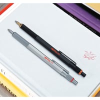 Guľôčkové pero rOtring 600, stredný hrot, čierny atrament, strieborné telo, plniteľné, 14 cm 2