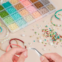 Sada RUBY na výrobu náramkov zo sklenených korálikov, 3 mm navliekacie koráliky s písmenami, 24 farieb, prívesky, DIY súprava na výrobu náramkov na párty a oslavy 5